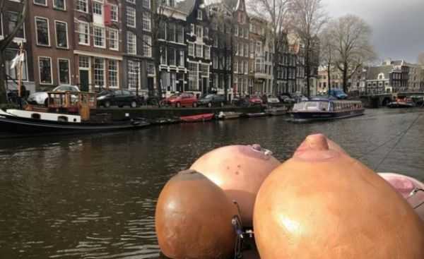 Женская грудь в Амстердаме: акция к Международному женскому дню