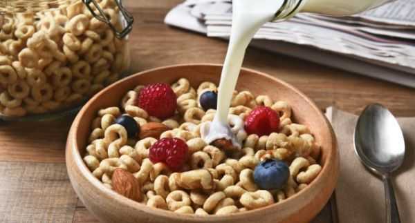 «Любіть пластівці? Забудьте про них»: Дієтолог виступила з важливим попередженням – пластівці на сніданок, небезпека, калорійність