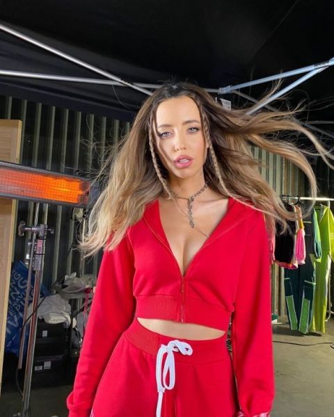 Чому жінки носять червоний одяг - який одяг вибрати на побачення