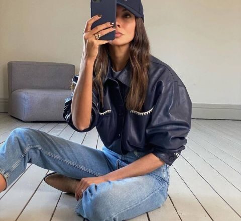 Бомбер 2023: як і з чим носити куртку-бомбер.